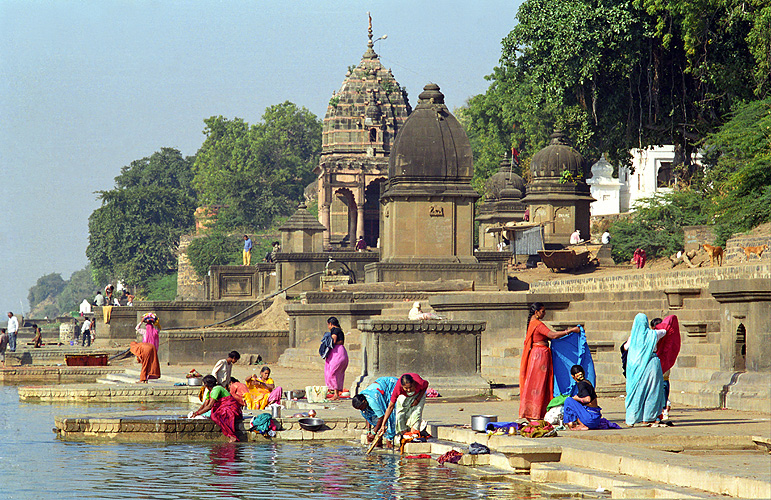 Wschewaschen an der Narmada in Maheshwar, Madhya Pradesh - Narmada-Fluss 15