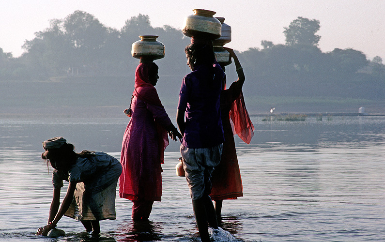 Mdchen schpfen Trinkwasser aus der Narmada, Madhya Pradesh - Narmada-Fluss 18