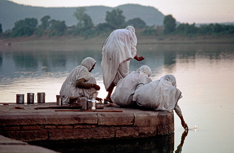 Pilger opfern llampen, Hoshangabad, Madhya Pradesh - Narmada-Fluss 22