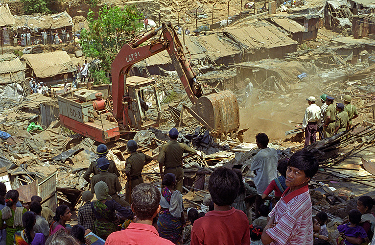 Zerstrung von Slumhtten in einem Vorort von Mumbai