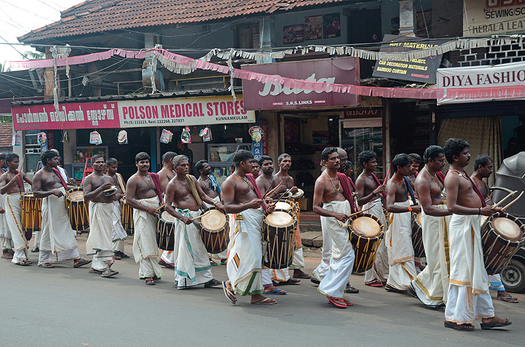 Trommler fhren religise Prozession an, Kerala