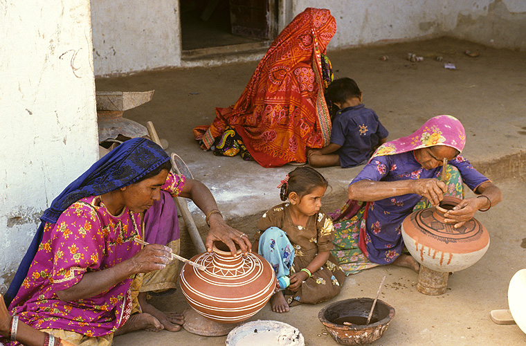 Tpferinnen im Wstengebiet von Kuchh, Gujarat 