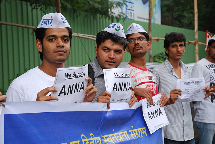 Jugendliche untersttzen Anna Hazare's Forderungen gegen Korruption