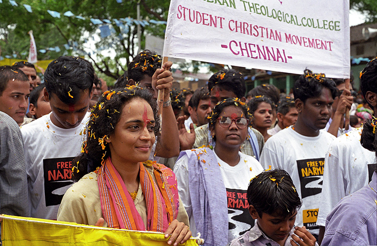  Die Autorin Arundhati Roy whrend eines Protestes (1999)