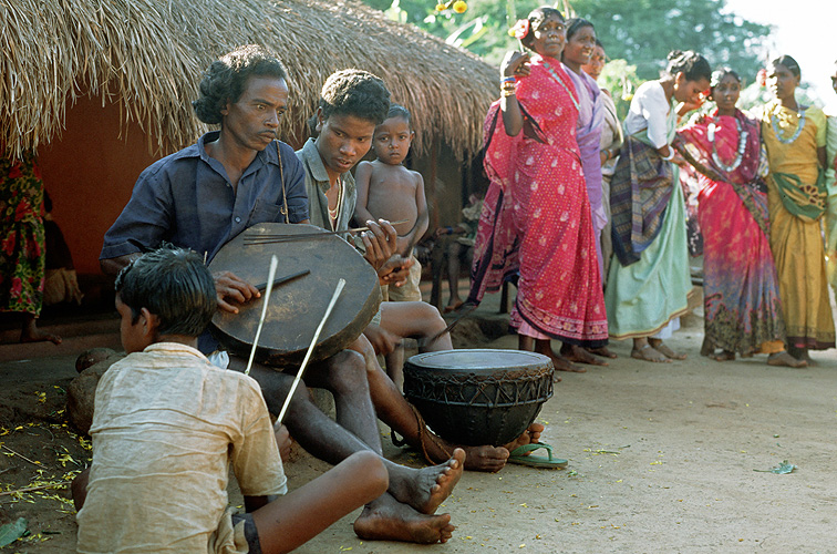  Musiker und Tnzerinnen der Kutia-Kondh, Orissa 