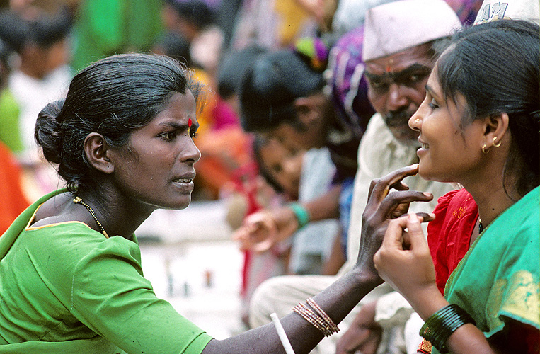 Kosmetische Frsorge auf einem Markt, Pune