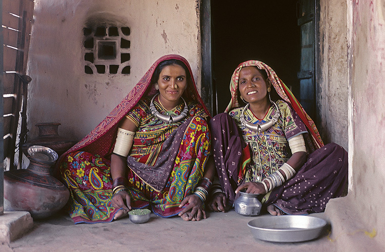 Frauen in einem Dorf im Wstengebiet Kuchh, Gujarat
