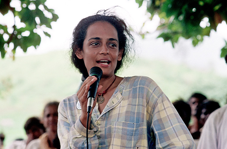 Arundhati Roy bei Protestversammlung im Narmada-Tal, 2010