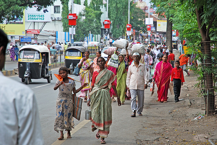 Dorfbewohner in den Straen der Grostadt, Pune