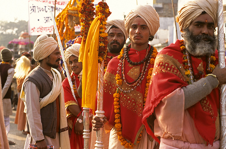 Hindu-Mnche auf dem Weg zum Ganges, Allahabad 