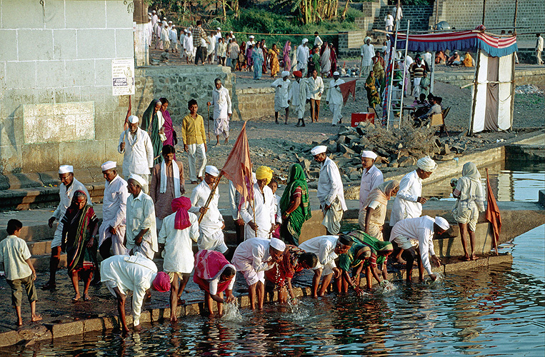 Waschung im heiligen Fluss bei der Ankunft in Alandi - Pandharpur Yatra 06