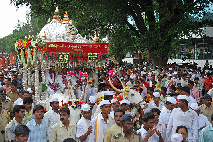 Der Gtterwagen mit dem Relikt des Dichters Dnyaneshwar - Pandharpur Yatra 11