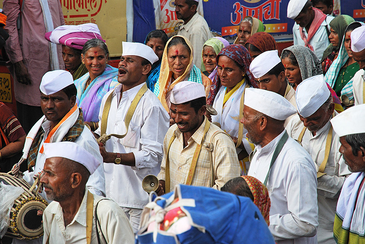 Mit Gesngen und Trommeln halten sich die Pilger in Stimmung - Pandharpur Yatra 15