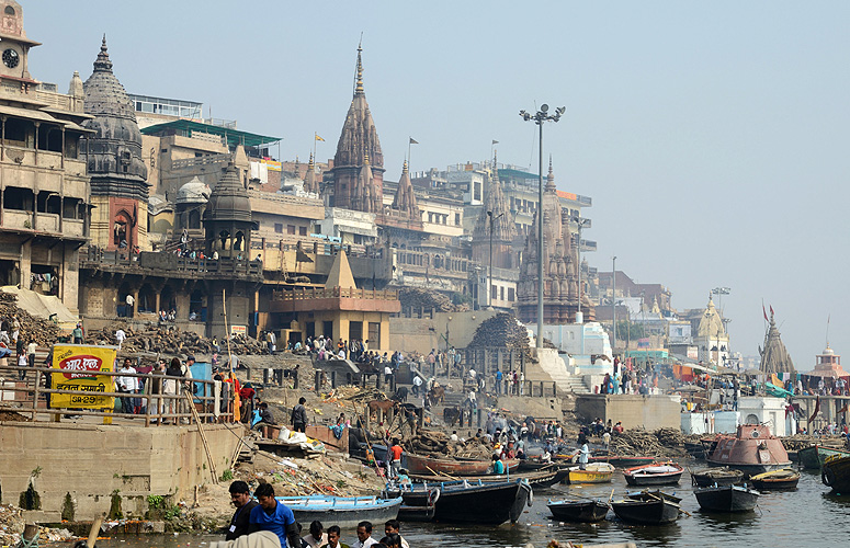 Tempel am Ganges-Ufer in Varanasi, Uttar Pradesh 