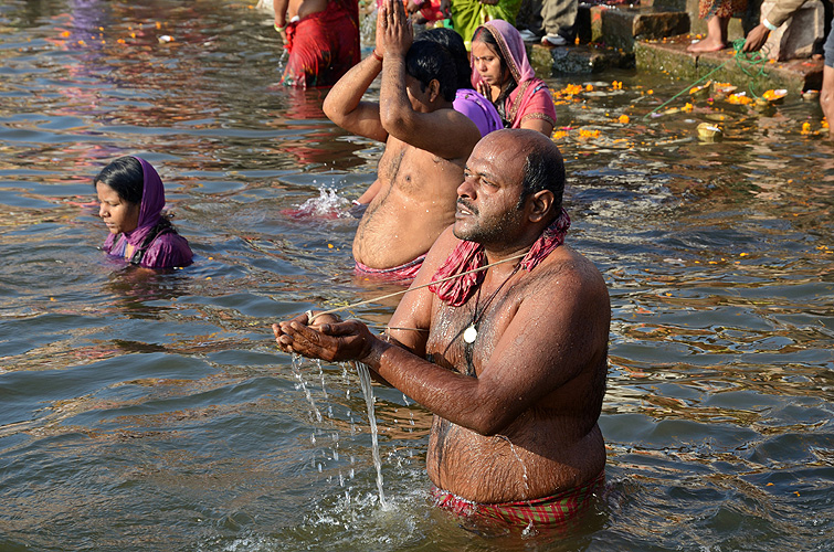 Wasseropfer im Ganges, Varanasi  