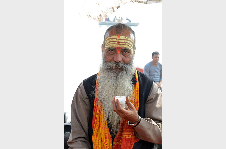 Brahmane ldt freundlich zum Tee, Varanasi