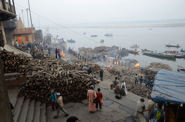 Verbrennungssttten am Ganges-Ufer in Varanasi