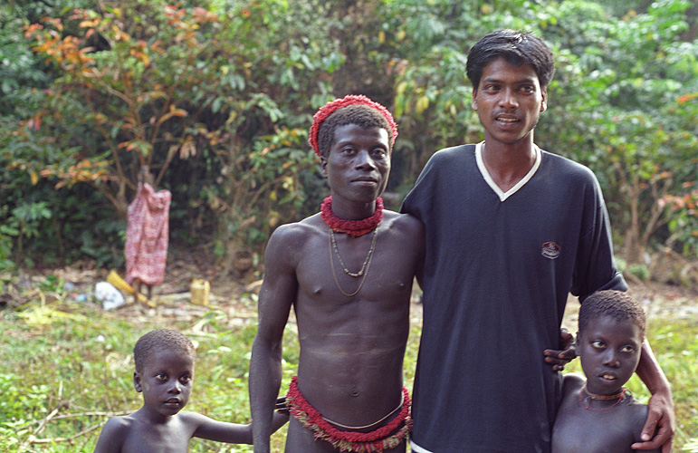  Bengalischer Einwanderer posiert mit Jarawas