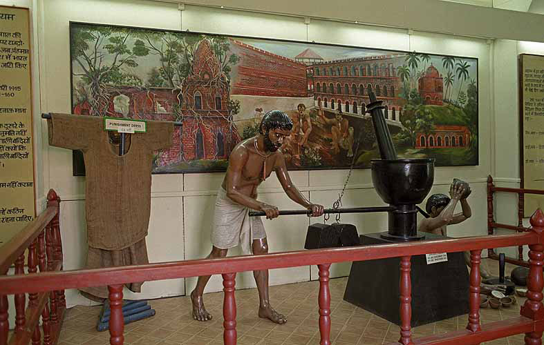  Szene im Gefängnismuseum Gefangene pressen Öl aus Kokosnüssen