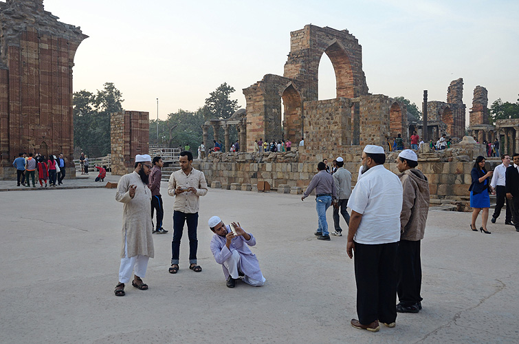 Moslems fotografieren sich am Qutub Minar
