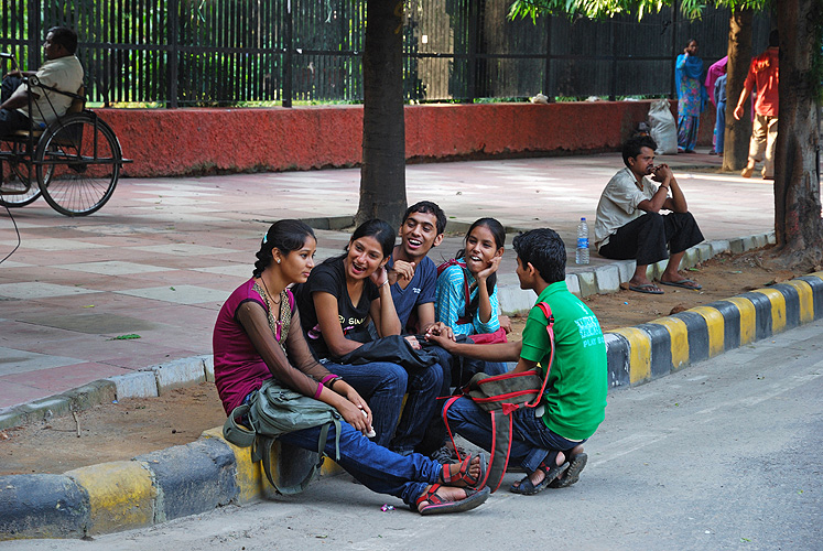 Studenten amüsieren sich am Straßenrand