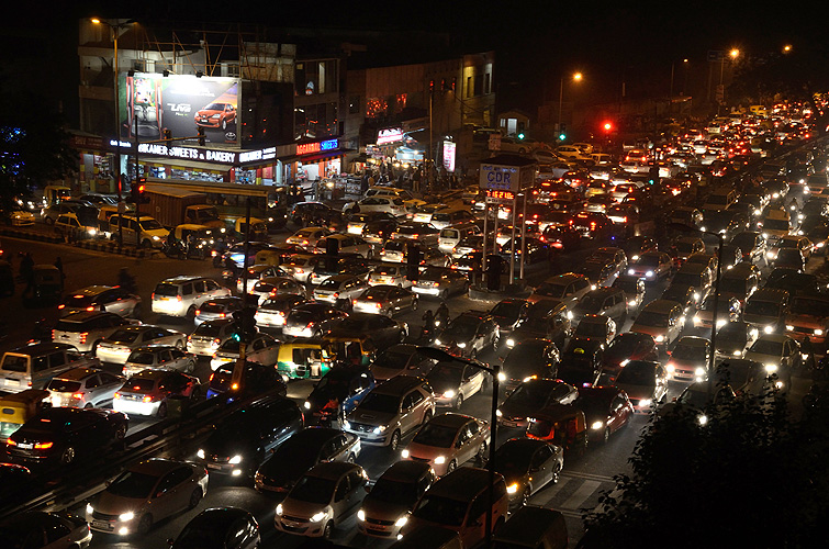Verkehrsstau bei Nacht, Neu-Delhi