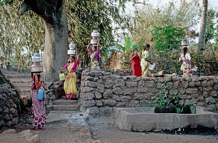 Frauen holen Wasser vom Brunnen - Goa 13