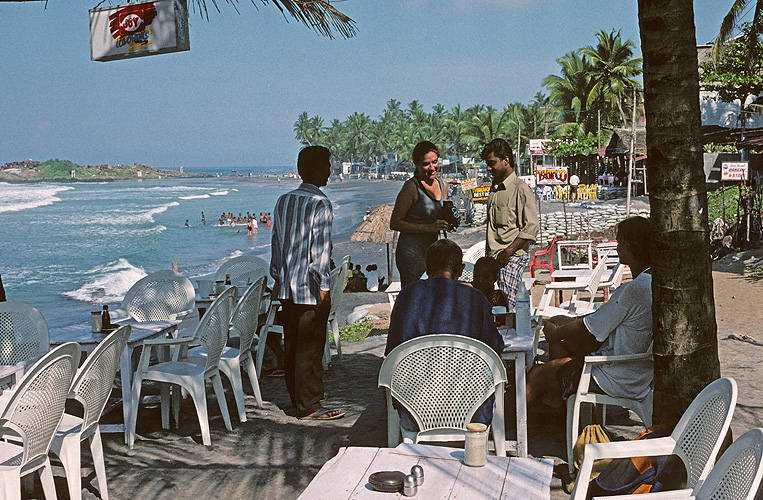  Touristen am Strand von Kovalam