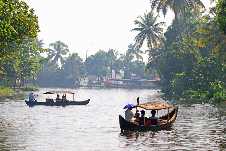  Touristen genießen eine Bootsfahrt in den Backwaters