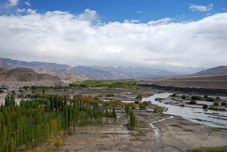  Das Tal des Indus-Flusses nahe der Hauptstadt Leh