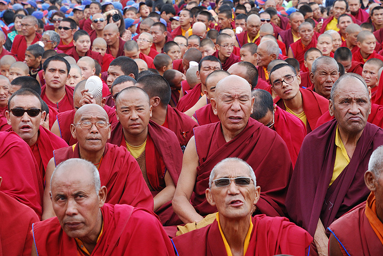  Buddhistische Mönche erwarten die Ankunft des Dalai Lama