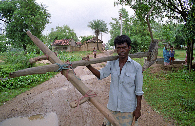 Bauer mit hölzernem Pflug in West-Bengalen 