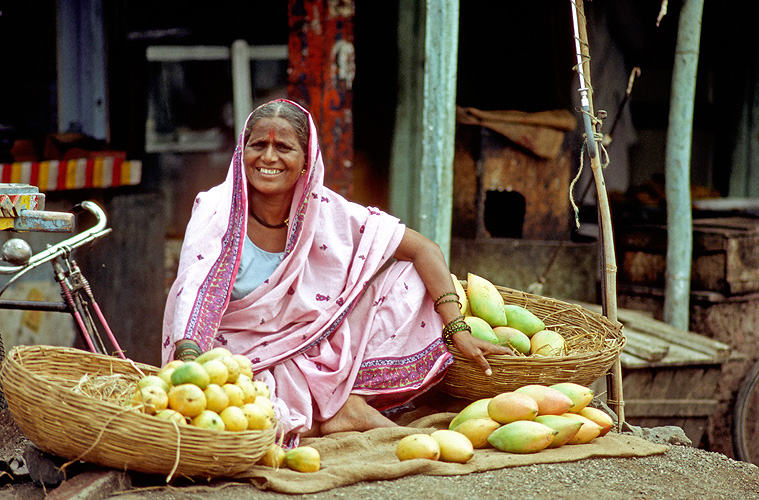 Mangoverkäuferin auf einem Dorfmarkt, Maharashtra