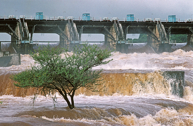 Staudämme öffnen die Schleusen, lassen Wasser ab - Monsun 05