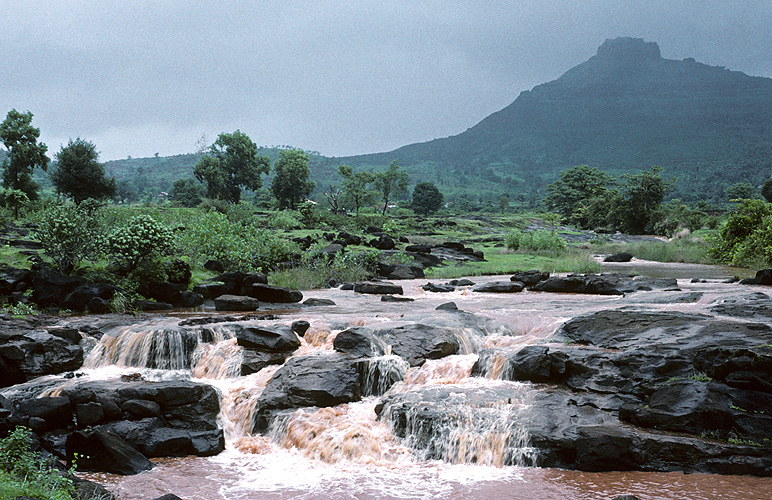 Flüsse schwellen an, hier im Western Ghats-Gebirge - Monsun 06