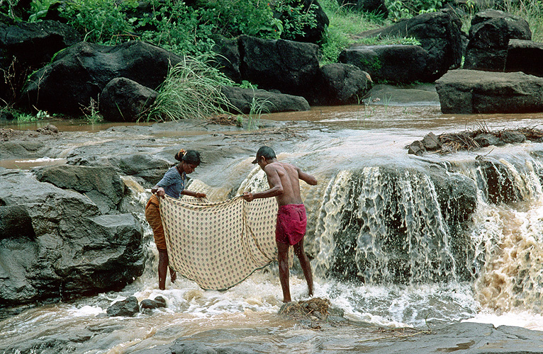 Dorfbewohner fischen mit altem Sari im Fluss - Monsun 07