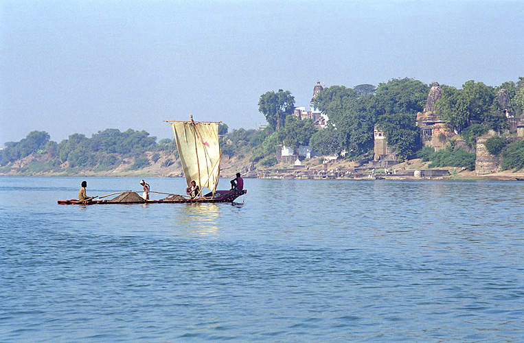 Fischer bergen Sand aus dem Flussbett zum Verkauf - Narmada-Fluss 11