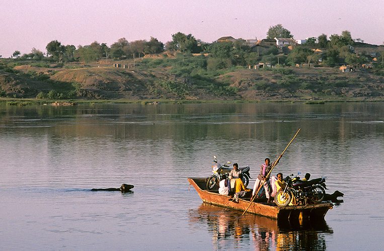 Fährboot kreuzt die Narmada, Madhya Pradesh - Narmada-Fluss 12