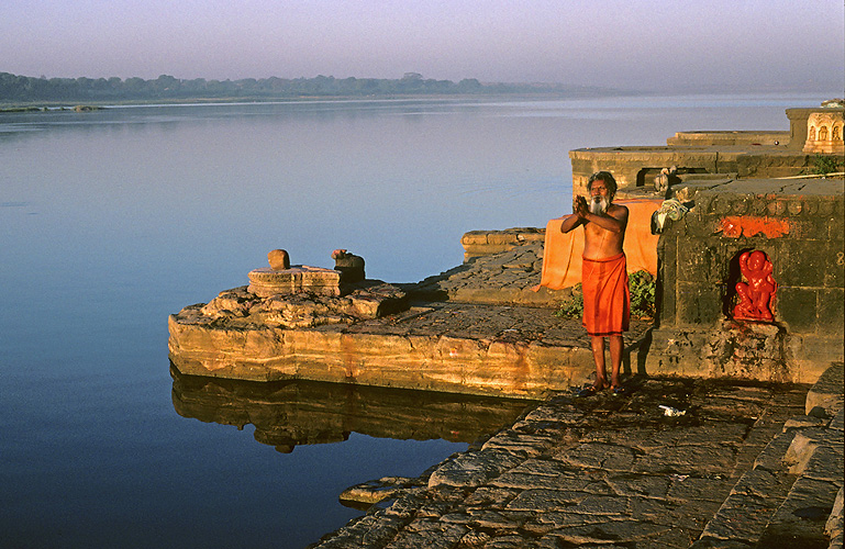 Gebet zur aufgehenden Sonne, Maheshwar, Madhya Pradesh - Narmada-Fluss 21