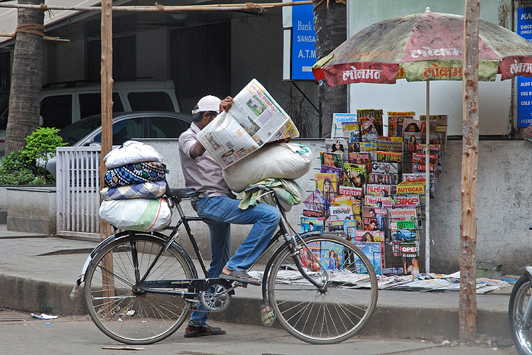 Wäschejunge studiert die Zeitung, Pune