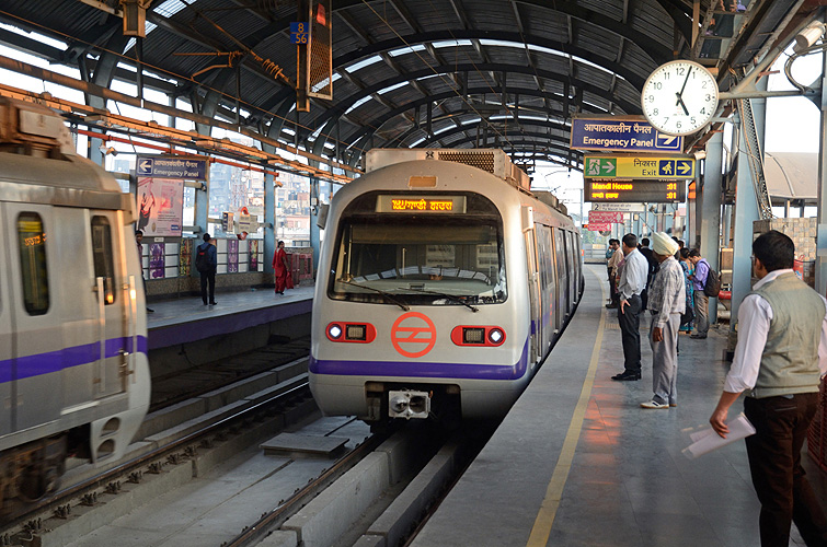 Fahrgäste im Metro-Bahnhof, New Delhi