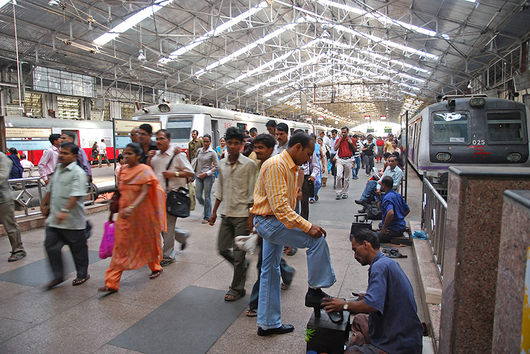 Fahrgäste und Schuhputzer, Schnellbahnhof Churchgate, Mumbai
