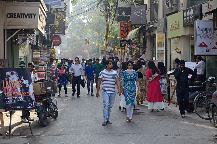 Touristen im Viertel Hauz Khas, New Delhi