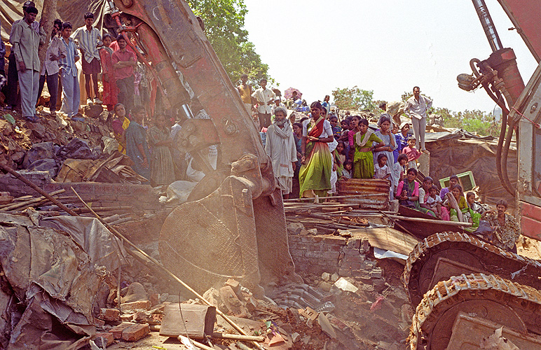 Slumbewohner sehen der Zerstörung ihrer Häuser zu, Mumbai