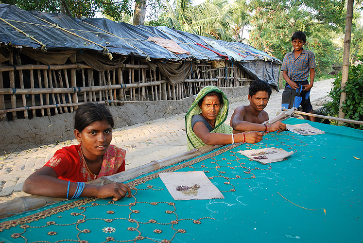 Die ganze Familie hilft beim Besticken von Saris (zari)  - Sunderbans 13