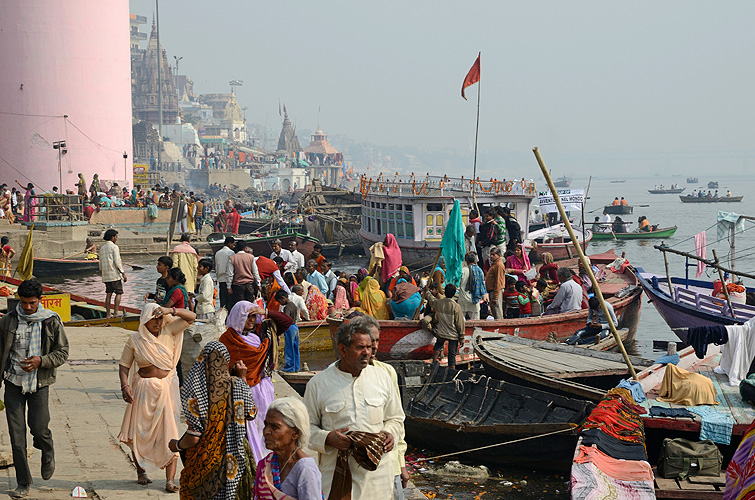  Pilger aus ganz Indien besuchen das Ufer des Ganges