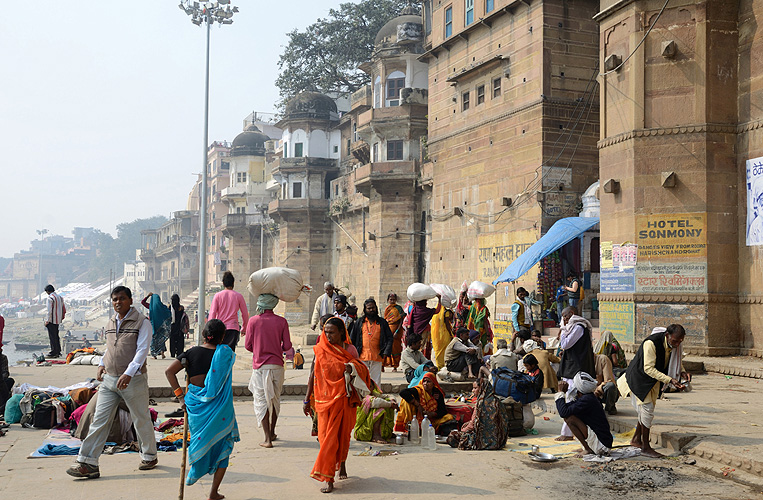  Buntes Leben am Ganges-Ufer