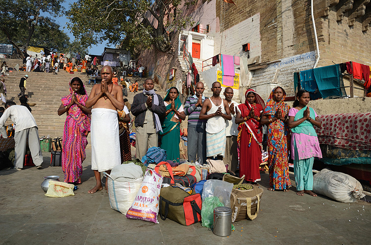  Eine Pilgergruppe betet am Gangesufer