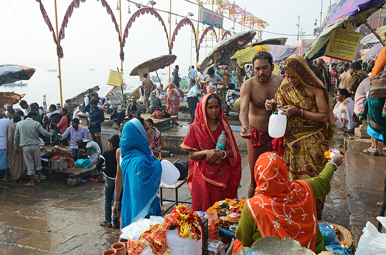  In Plastikbehältern transportieren Pilger das heilige Ganges-Wasser heim