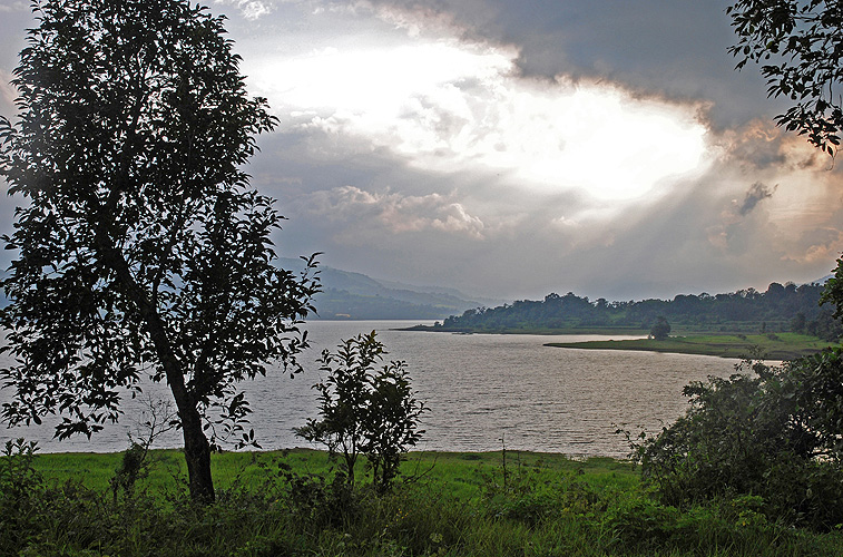 Monsunwolken über dem Panshet-Stausee nahe Pune - Western Ghats 16
